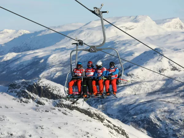 Skikjørere i hemsedal som sitter i en stolheis
