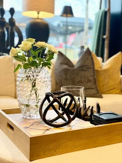 Hemsen Interiør, somfa og bord.