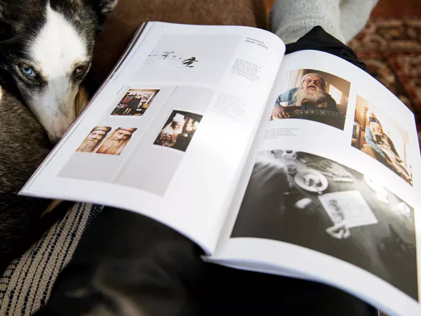 Magasin Hemsedal, på fanget til en person og en hund ved siden av.