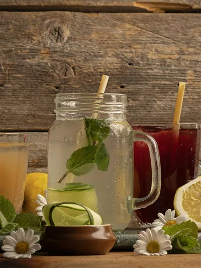 Nærbilde av ulike drinker