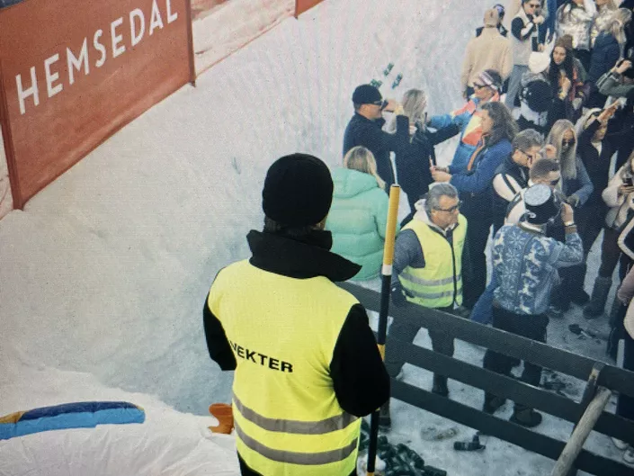 Vekter som står og passer på at alt er under kontroll på konsert på skistua i Hemsedal skianlegg