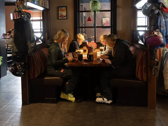 Gjester som sitter til bords på Peppes Pizza