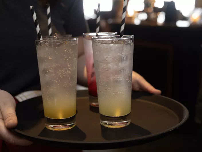 Drikke på et brett på Peppes Pizza i Hemsedal