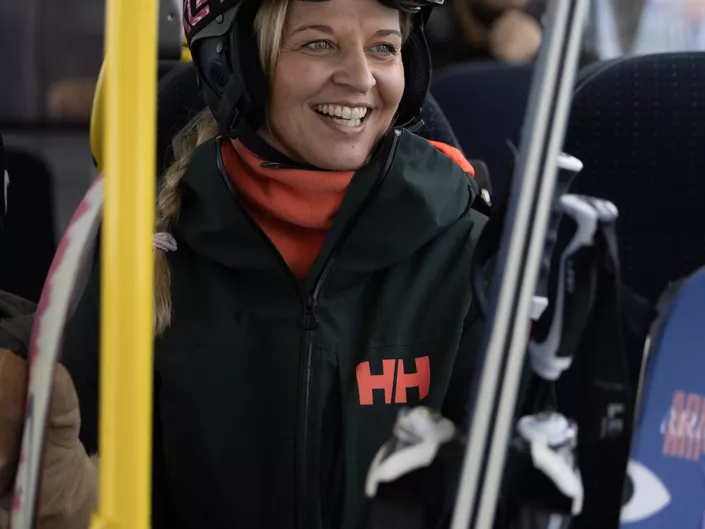 En person tar Skibuss på vei tilbake til skisenteret etter besøk på Peppes Pizza