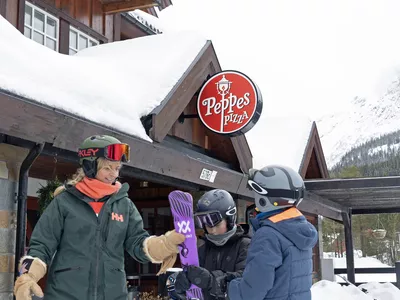 Gjester på vei inn på Peppes Pizza med skiklær på.