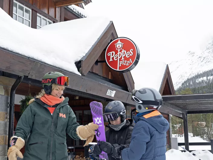 Gjester på vei inn på Peppes Pizza med skiklær på.