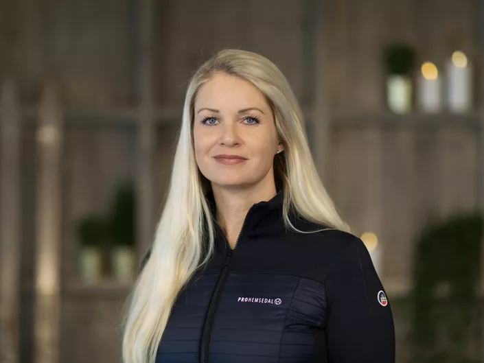 Dame som smiler til kamera. Ansatt i PROHemsedal