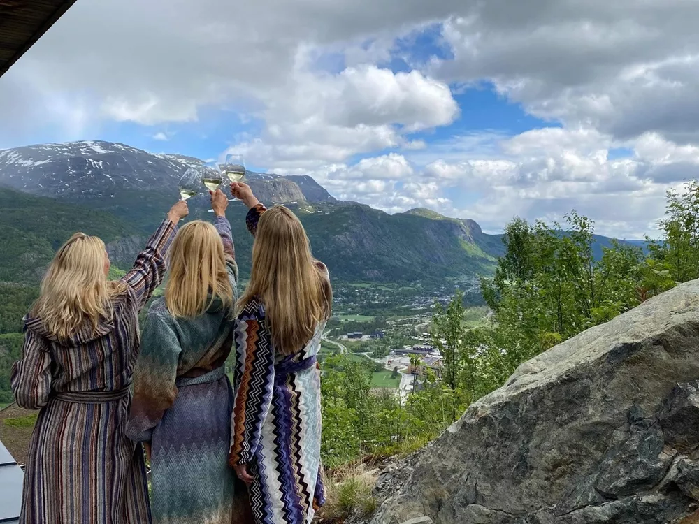 Tre damer som skåler på verandaen på skarsnuten hotell i Hemsedal