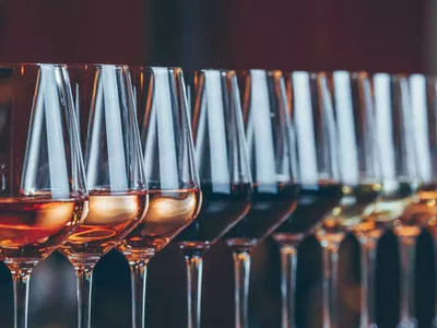 Forskjellige viner, med forskjellige farger.