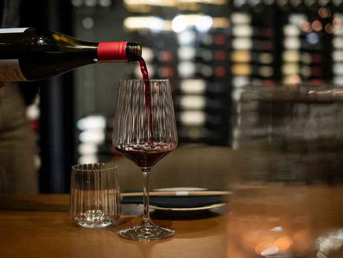 Rødvin som serveres oppi et glass.