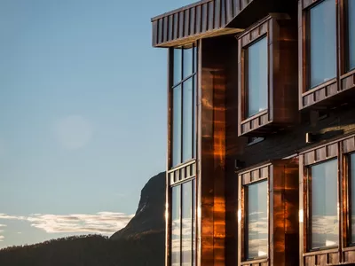 Utenfor skarsnuten hotel (høst).