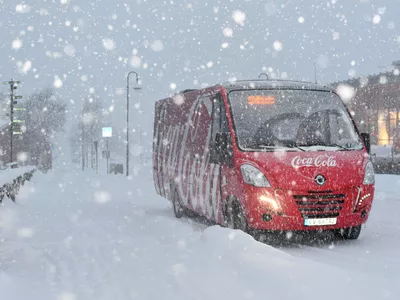 Hemsedal skibuss minibuss med coca cola poster på hele bussen