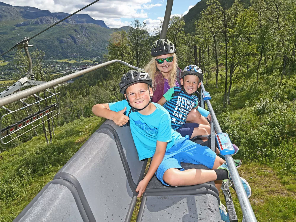 Familie i heisen, som er klare for å sykle.