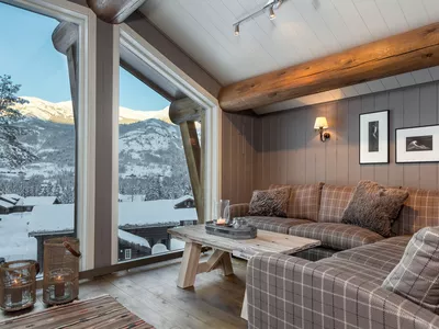 Overnattings hyttene innvendig (stua) skistar.