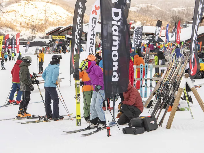 Hemsedal skitest, mange mennesker som prøver på ski.