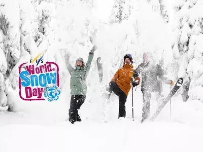 World Snow Day logo, samt tre glade mennesker med ski på beina, i pudderen.