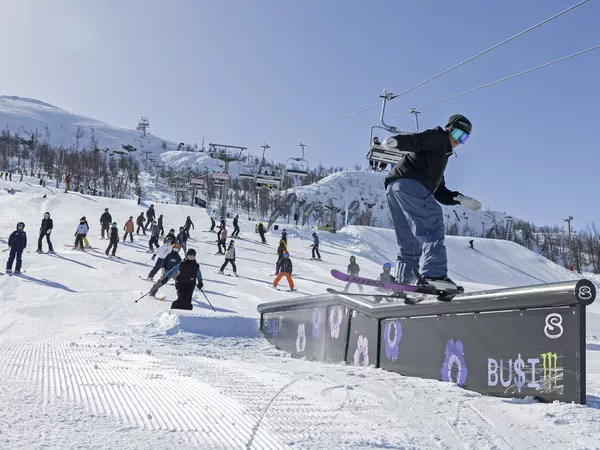 Folk som kjører på ski i SKiStar SnowPark
