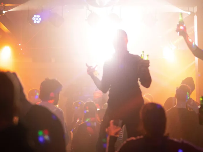 Folk danser på afterski på Skistua Hemsedal