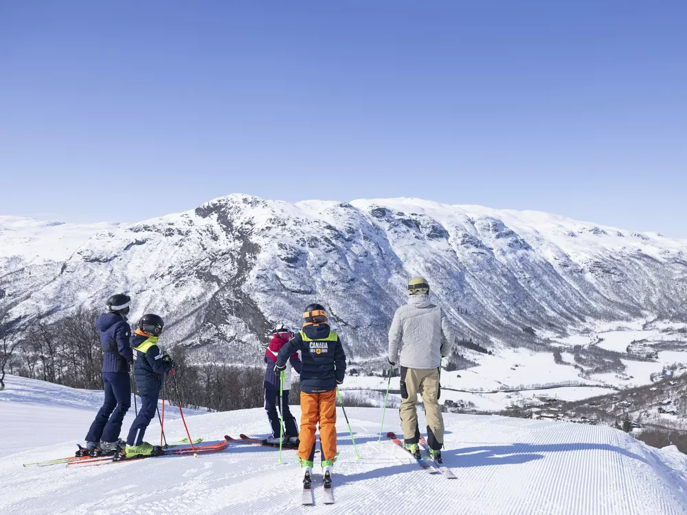 Familie som er på ski i solheisen i Hemsedal