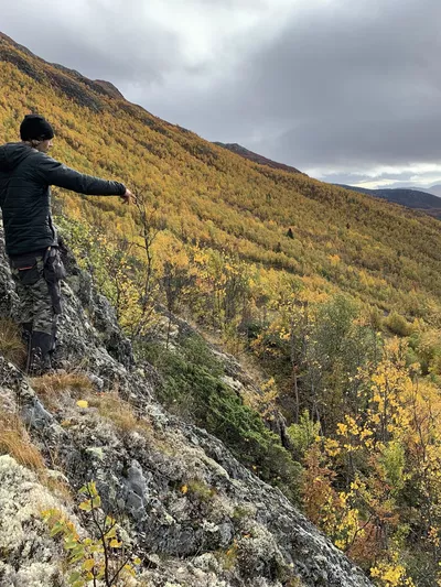 Mann som går tur om høsten i Solheisen sine fjell
