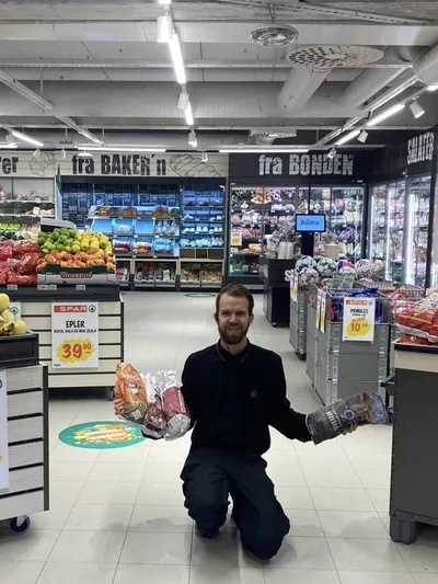 Mann som jobber på spar og har brød i hendene.