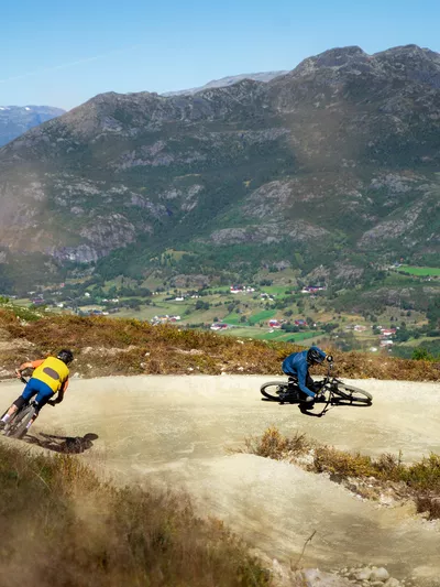 To mennesker som sykler i stiløypene i Hemsedal