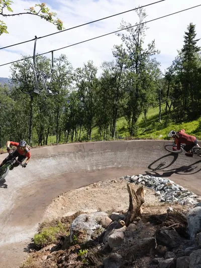 To mennesker som sykler på sti i Hemsedal skisenter