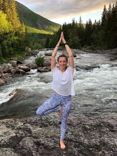 yoga ved elven stående.jpg