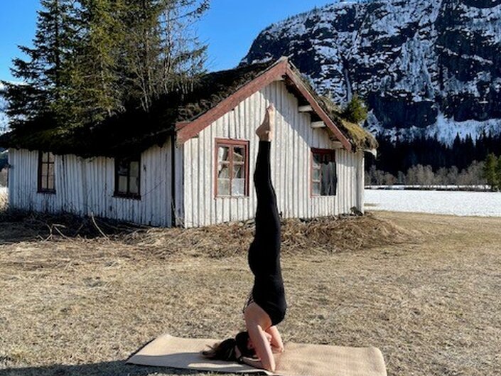 Headstand ved huset