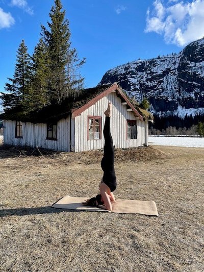Headstand ved huset