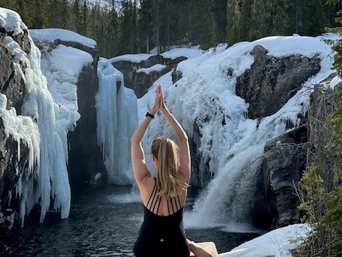 Yoga ved fossen vinter