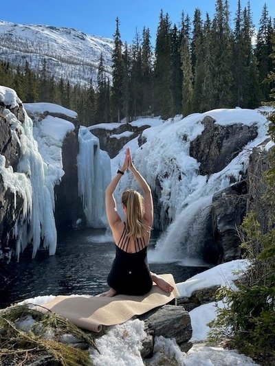 Yoga ved fossen vinter