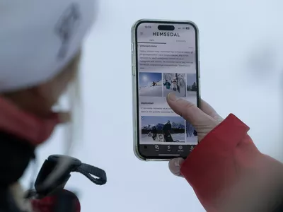 To mennesker som ser på Hemsedal appen