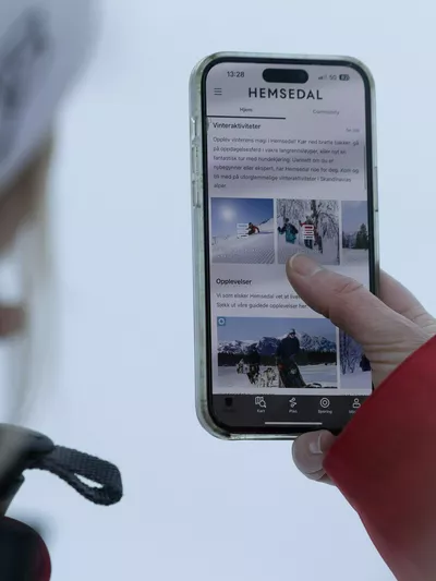 To mennesker som ser på Hemsedal appen