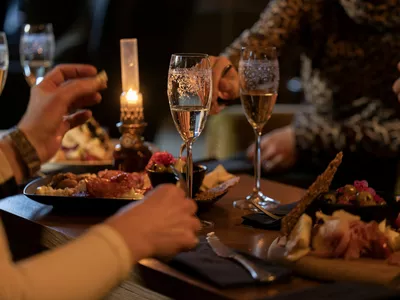 To mennesker spiser middag på restaurant og drikker vin