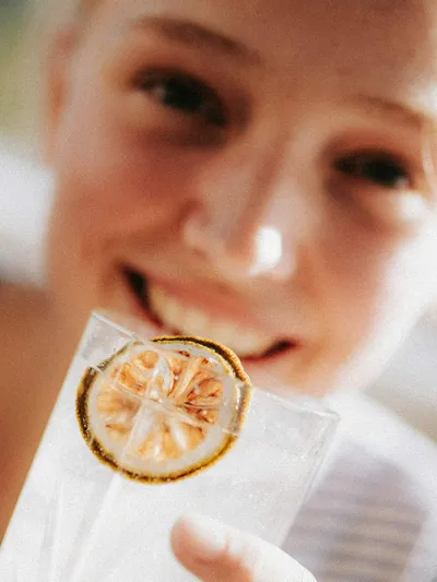 Nærbilde av en kvinne som nyter en sommerdrikk