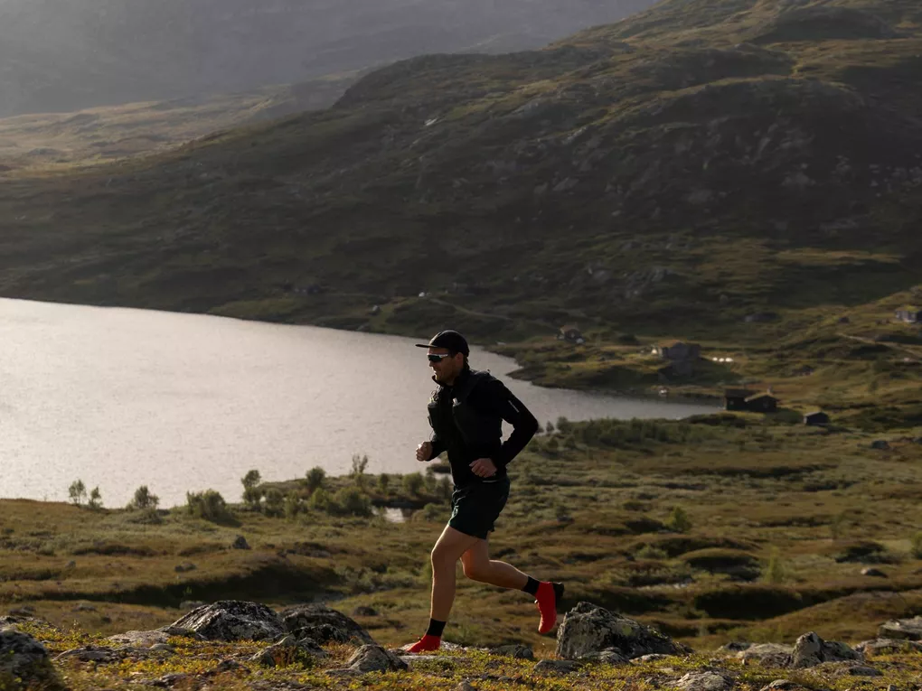 Mann som løper i fjellet.