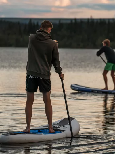 To gutter som padler sup i Hemsedal i solnedgang