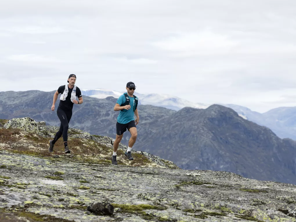 Menn som løper i fjellet.