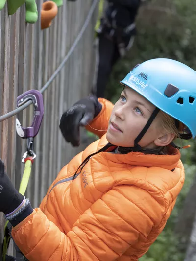 Jente som klatrer i Hemsedal Høyt og Lavt park