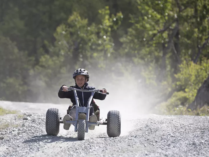 Barn som er på vei ned Hemsedal skisenter på mountain cart