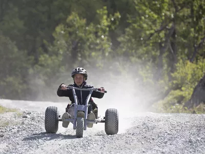 Barn som er på vei ned Hemsedal skisenter på mountain cart