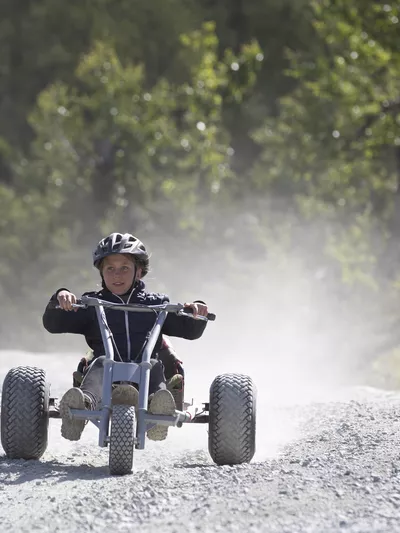 Barn som er på vei ned Hemsedal skisenter på mountain cart
