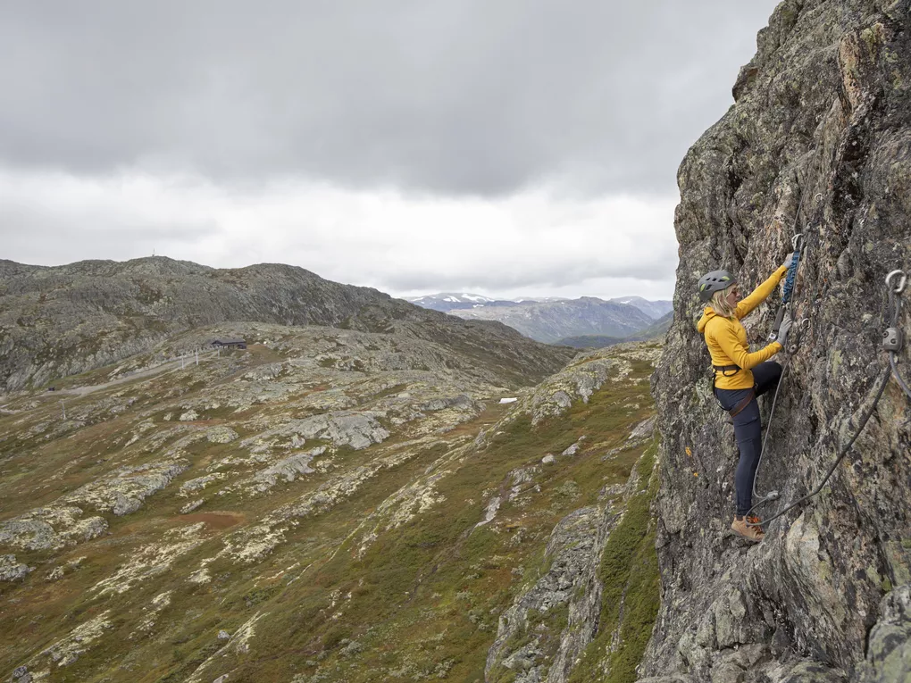 Dame som bestiger Via Ferrata i Hemsedal 2
