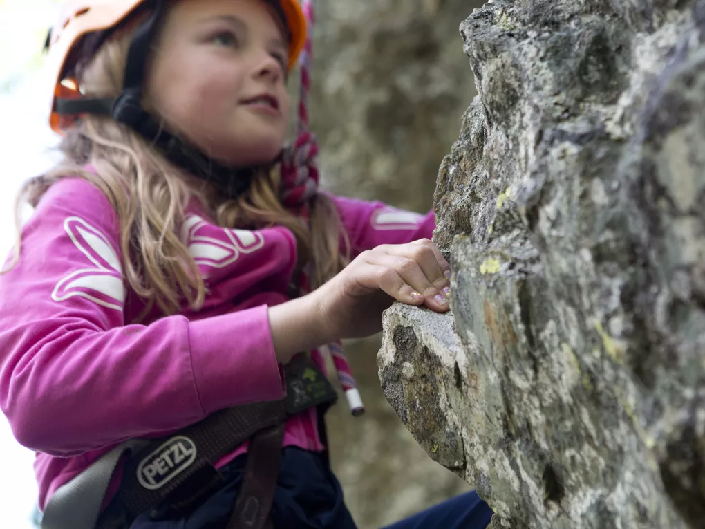 Liten jente som klatrer i fjellvegg i Hemsedal