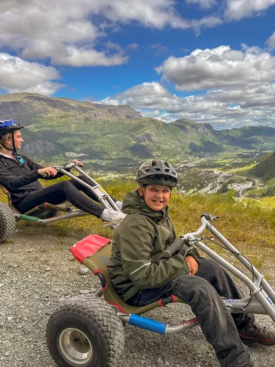 To mennesker som kjører mountain cart i Hemsedal skisenter