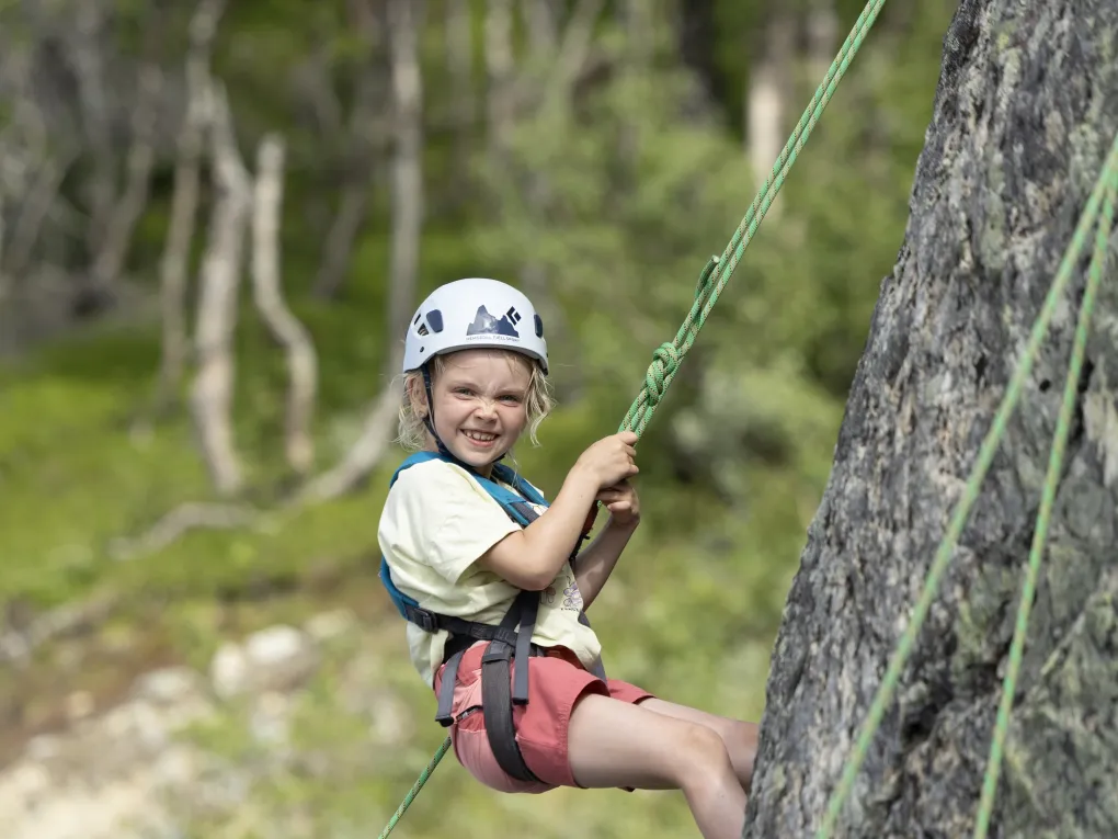 Jente som klatrer i fjellet i Hemsedal