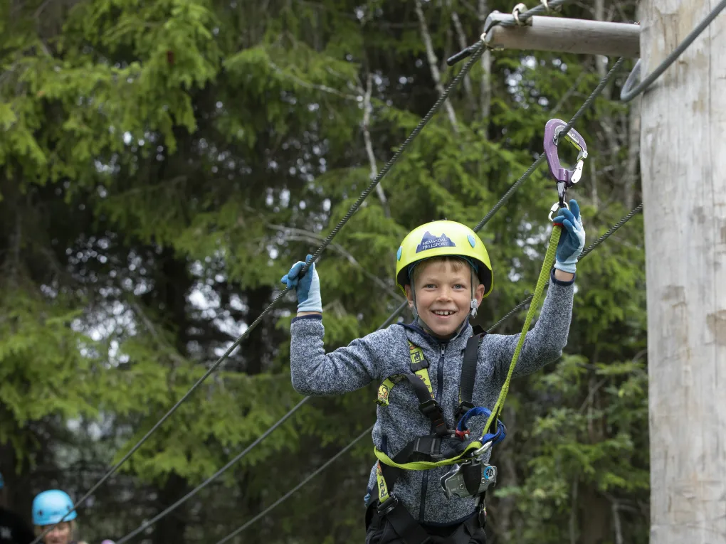 Gutt som klatrer i Høyt og lavt klatrepark i Hemsedal
