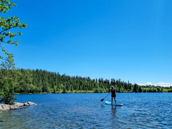 Dame som padler SUP på grytevatn i Hemsedal
