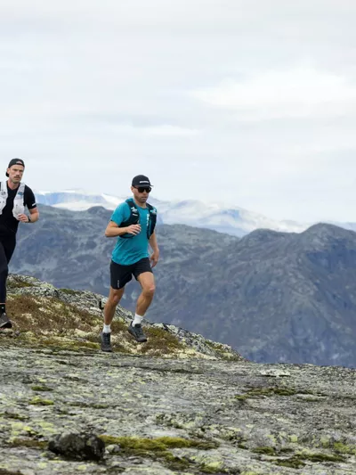 To menn som jogger oppover et fjell i Hemsedal